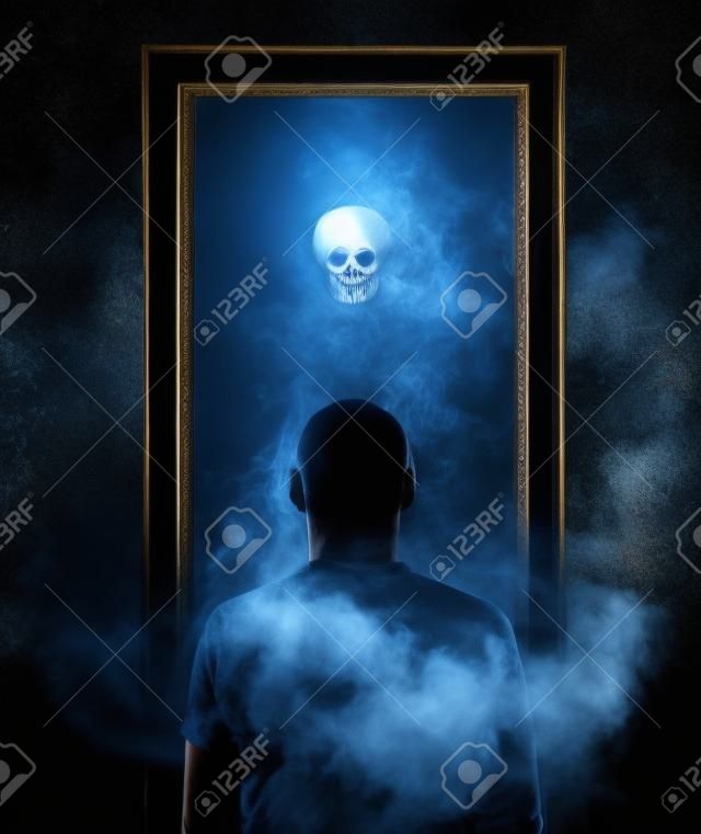 鏡。暗い煙の背景に恐ろしい幽霊