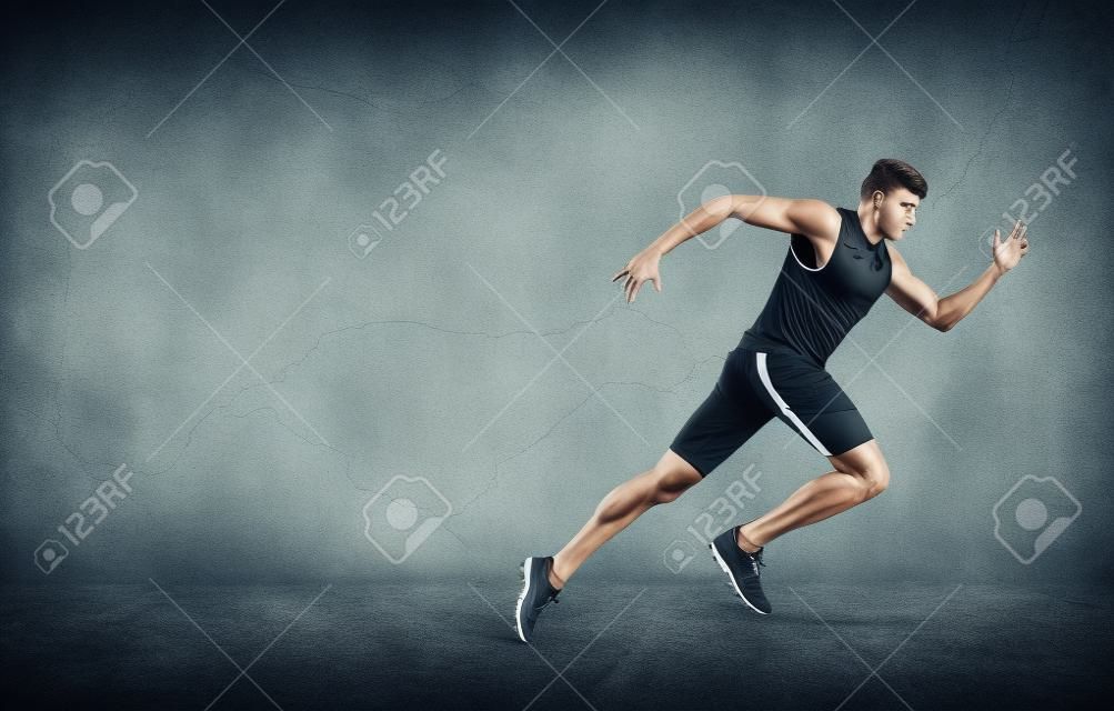 Sportieve jongeman rennen op stedelijke achtergrond. Sport banner
