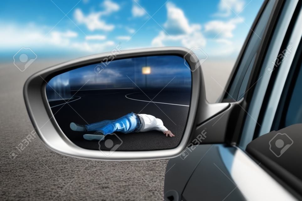Achteruitkijkspiegel met een man geraakt door een auto - auto-ongeluk concept