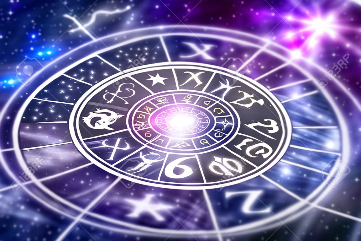 Lo zodiaco astrologico firma dentro del cerchio dell'oroscopo sul fondo dell'universo - concetto di oroscopi e di astrologia
