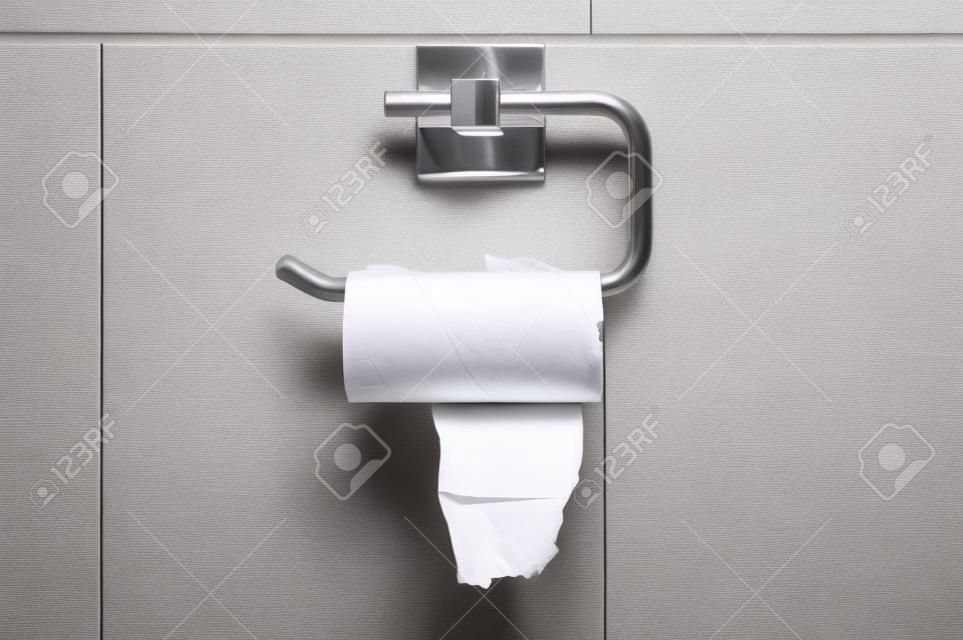 Leere Toilettenpapierrolle in der öffentlichen Toilette