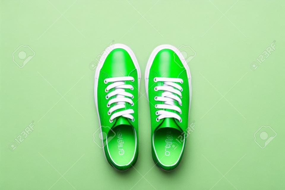 Eleganti scarpe da ginnastica verdi su una tela bianca