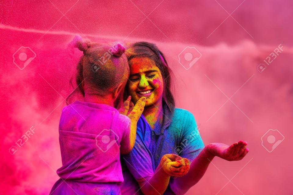 Mutter und Tochter werden auf die Natur der Farben gespielt. zwei spielen mit der farbe beim holi-festival