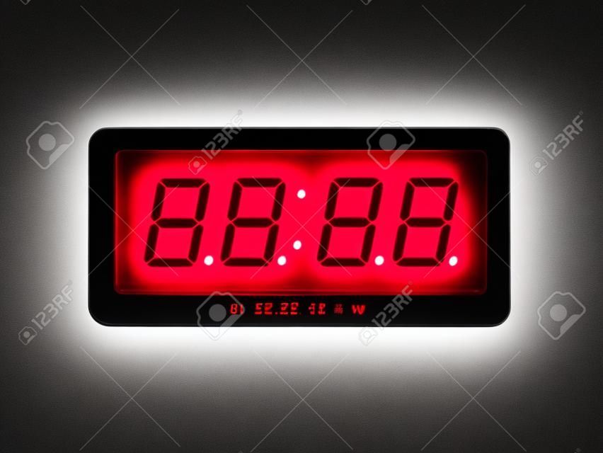 close up vermelho levou luz iluminação números 2020 em preto digital elétrico despertador face isolado no fundo branco, conceito de símbolo de tempo para celebrar o Ano Novo