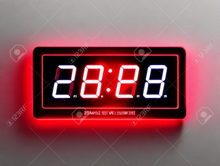 close up rode led verlichting nummers 2020 op zwart digitale elektrische wekker gezicht geïsoleerd op witte achtergrond, tijd symbool concept voor het vieren van het nieuwe jaar