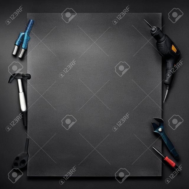 Bohrer, Zangen, Hammer, Schraubenschlüssel und Bau-Tools auf einem schwarzen und weißen Hintergrund