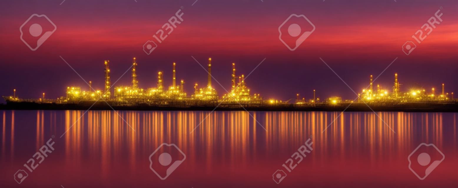 refinaria de petróleo no crepúsculo da manhã
