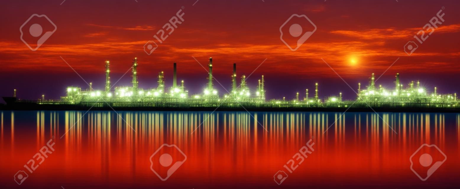 refinaria de petróleo no crepúsculo da manhã