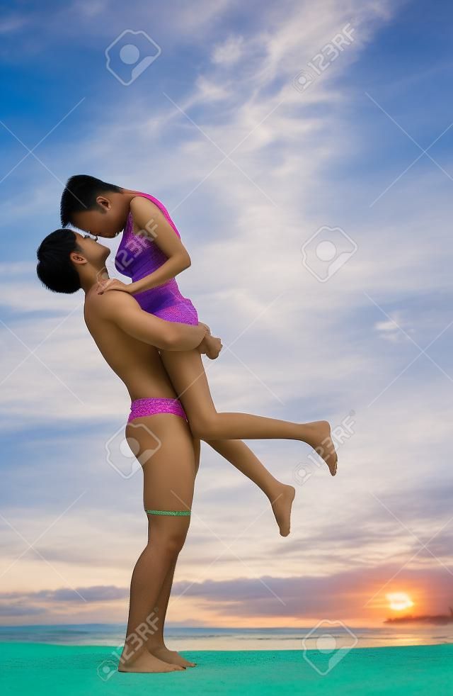 Coppia asiatica eseguire insieme sulla spiaggia tra luna di miele in resort nell'isola di Phuket, Thailandia, estate, spiaggia, vacanze, viaggi, famiglia e concetto di San Valentino