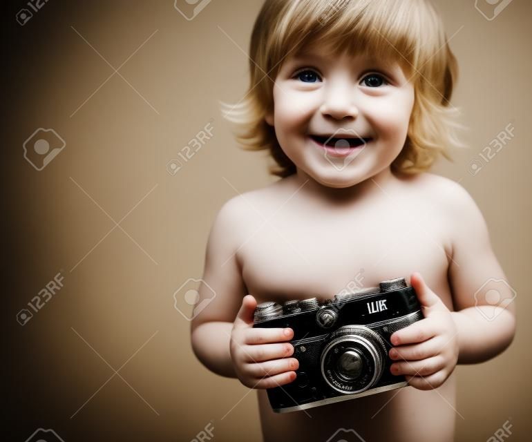 带着旧相机的小男孩