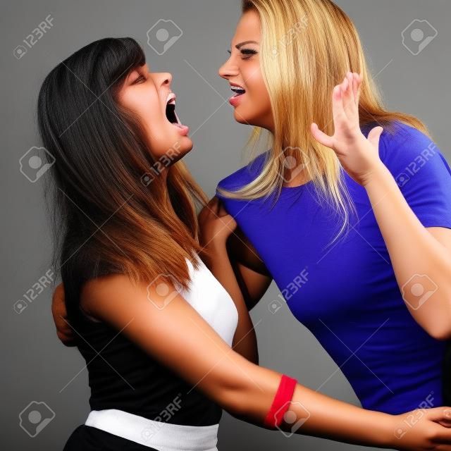 locas agresivos que luchan entre sí tirar del pelo. Dos chicas jóvenes que luchan pelea de gatas ganar. Violencia.