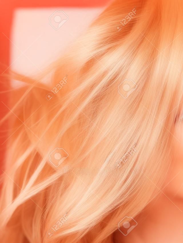 Прическа и концепция ухода за волосами. Портрет блондинка очаровательной привлекательная молодая леди с открытой развевающиеся волосы. Женщина с здоровой и красоты прическа прическе.