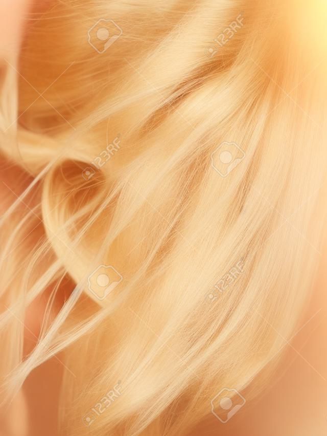 髮型和護髮概念。金發碧眼的肖像迷人魅力的年輕女士開放的捲髮。女人的健康和美麗髮型頭飾。
