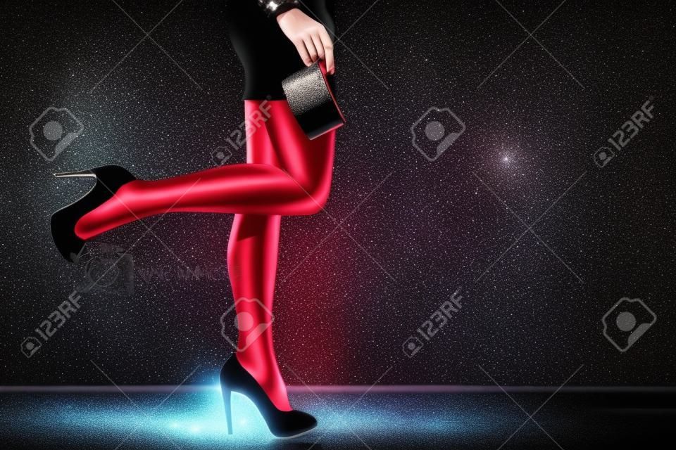 Celebration Disco und Abendmodekonzept. Frau im schwarzen kurzen Kleid roten Schuhe mit Dorn hält Handtasche, ein Teil des Körpers weibliche Beine in High Heels auf Party Stock