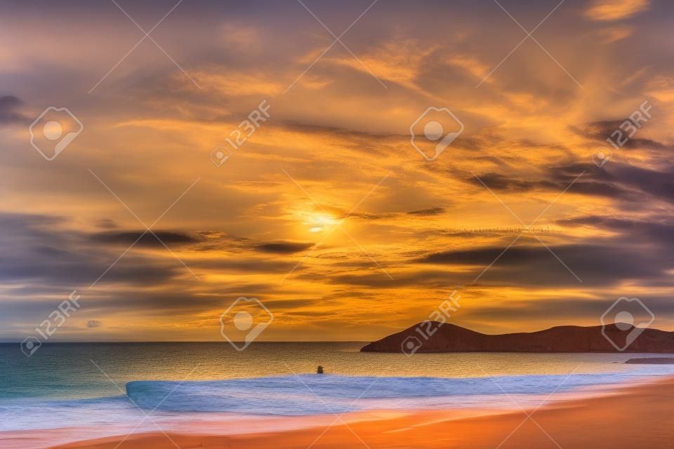 Coucher de soleil sur la mer. Paysage du soir en bord de mer. Plage de Calblanque, Murcie Espagne.