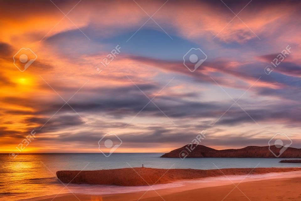 Coucher de soleil sur la mer. Paysage du soir en bord de mer. Plage de Calblanque, Murcie Espagne.