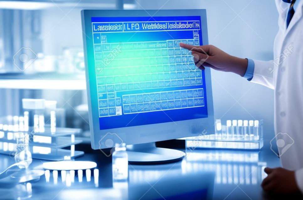 Laboratório com um pesquisador com tabela periódica na tela do computador Trabalho científico no laboratório e tocando uma tela com a tabela periódica