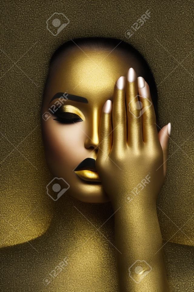 Schönheitsfrau, gemalt in schwarzer Hautfarben-Körperkunst, goldenen Make-up-Lippen, Augenlidern, Fingerspitzennägeln in Goldfarbe. Professionelles Gold-Make-up