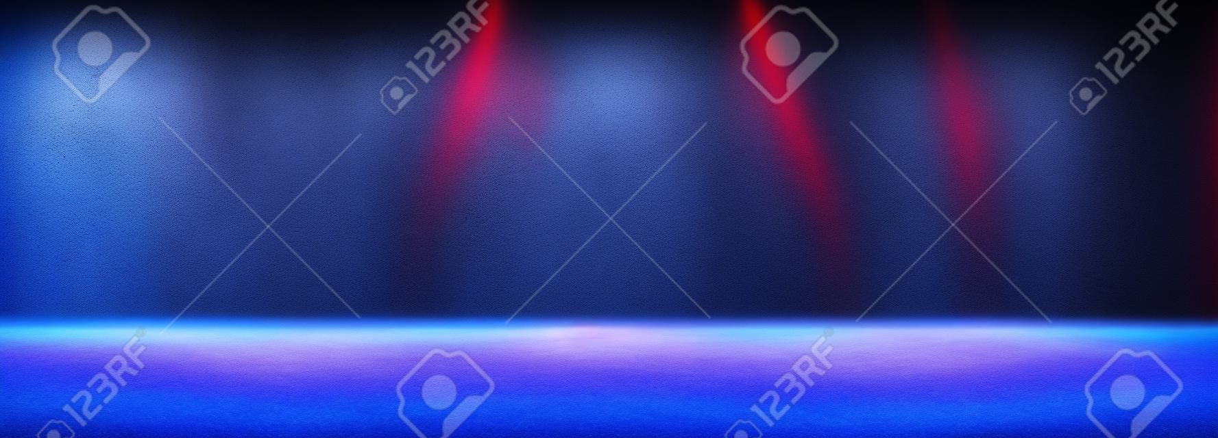 Espaço vazio da sala escura do estúdio com neblina ou névoa e efeito de iluminação vermelho e azul no fundo gradiente de piso de concreto.