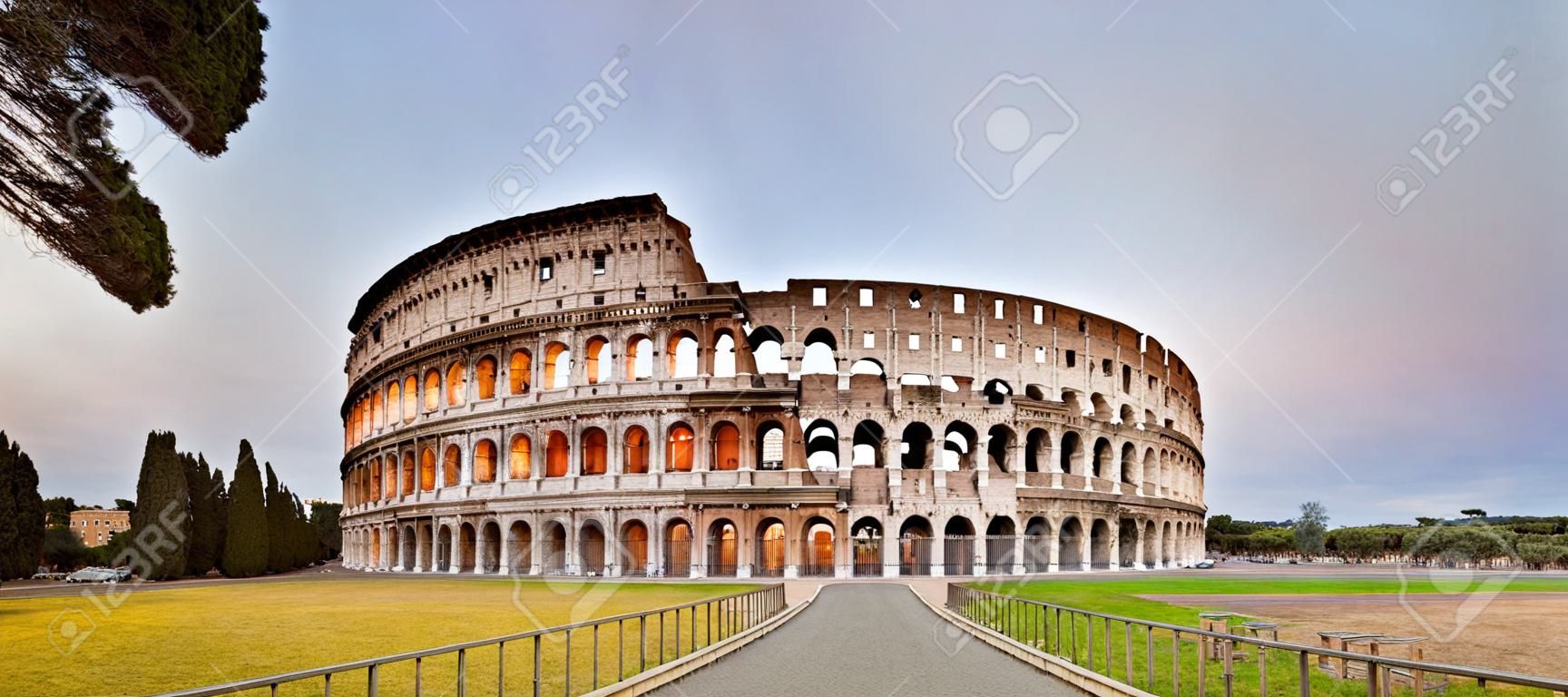 콜로세움, 또는 콜로세움, 원래 Amphitheatrum Flavium, 로마, 이탈리아에서 타원형 원형 극장