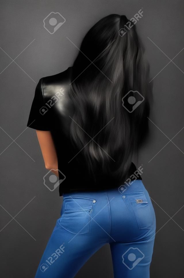 Meisje in zwarte leren broek, met mooi lang haar.