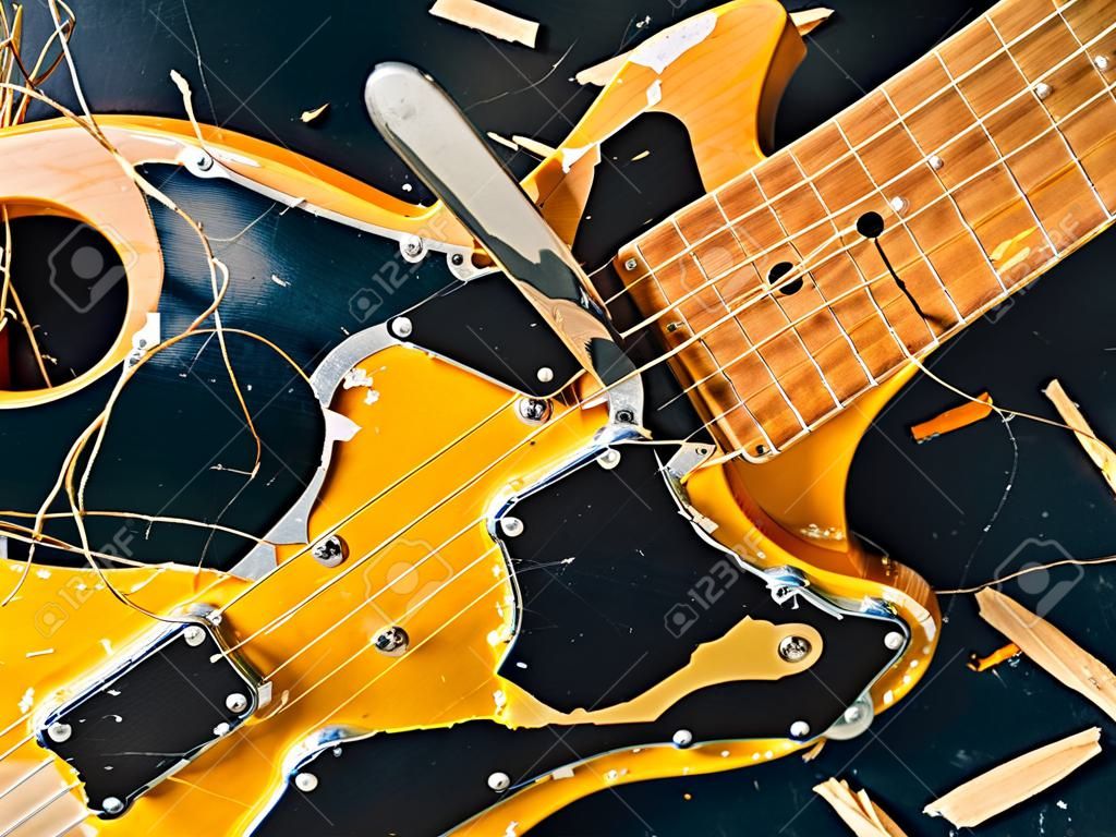 오래 된 깨진 된 전기 기타, 조각으로 떨어지는.