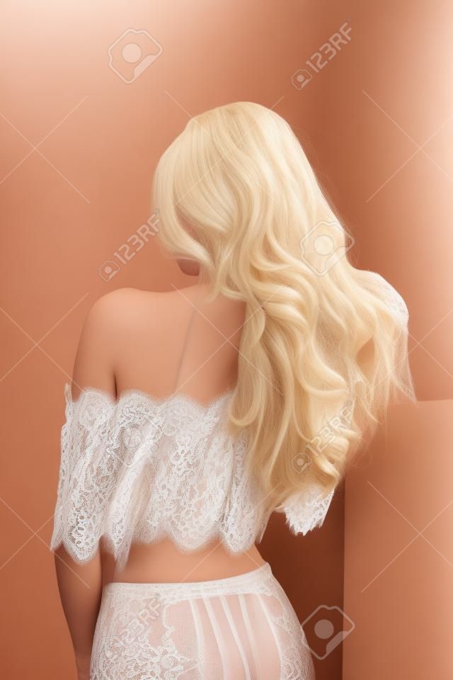 Belle femme blonde portant un ensemble de lingerie en dentelle