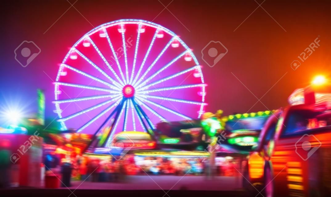Roda gigante com luzes na feira