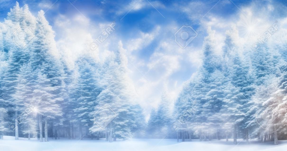 Panorama Paisagem mágica do inverno com árvores coloridas e neve