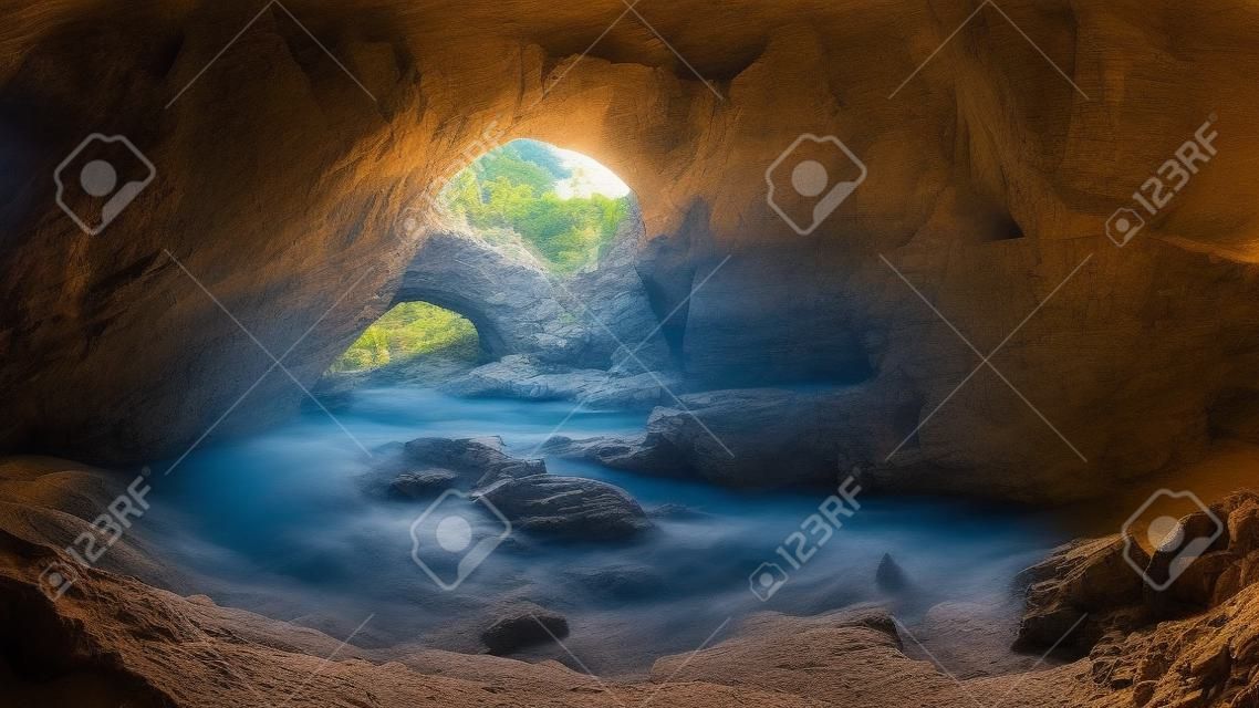 Vista panorâmica dentro da caverna de Devetashka perto da vila de Devetaki e do rio Osam na Bulgária