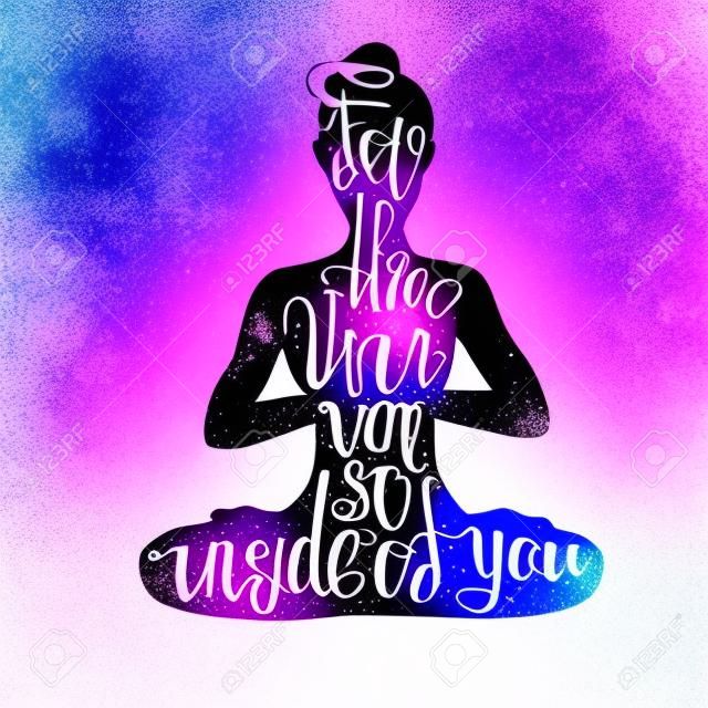 Вектор йога иллюстрация с тиснением. Женский силуэт с ярко-фиолетовый акварель пространстве текстуры и рукописной фразой Почувствуйте Вселенной внутри вас Женщина медитации в позе лотоса - падмасане