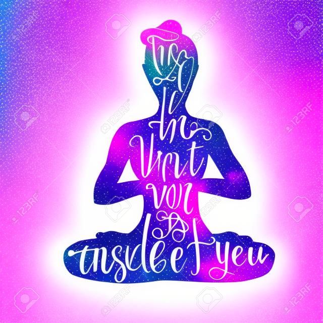 Illustrazione di yoga vettoriale con lettering. Silhouette femminile con brillante texture di acquerello viola e frase scritta a mano Sentire l'universo dentro di voi Donna meditando in posa di loto - Padmasana