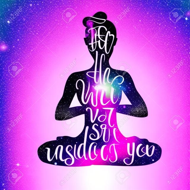 Вектор йога иллюстрация с тиснением. Женский силуэт с ярко-фиолетовый акварель пространстве текстуры и рукописной фразой Почувствуйте Вселенной внутри вас Женщина медитации в позе лотоса - падмасане
