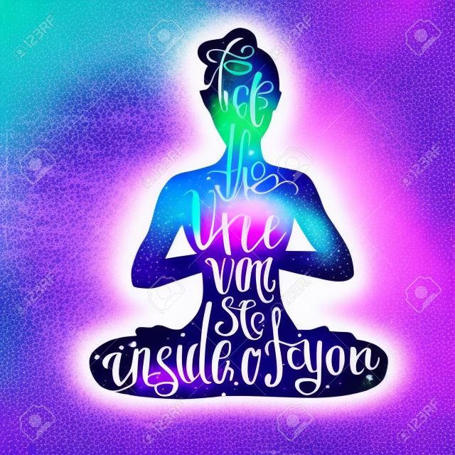 Illustrazione di yoga vettoriale con lettering. Silhouette femminile con brillante texture di acquerello viola e frase scritta a mano Sentire l'universo dentro di voi Donna meditando in posa di loto - Padmasana