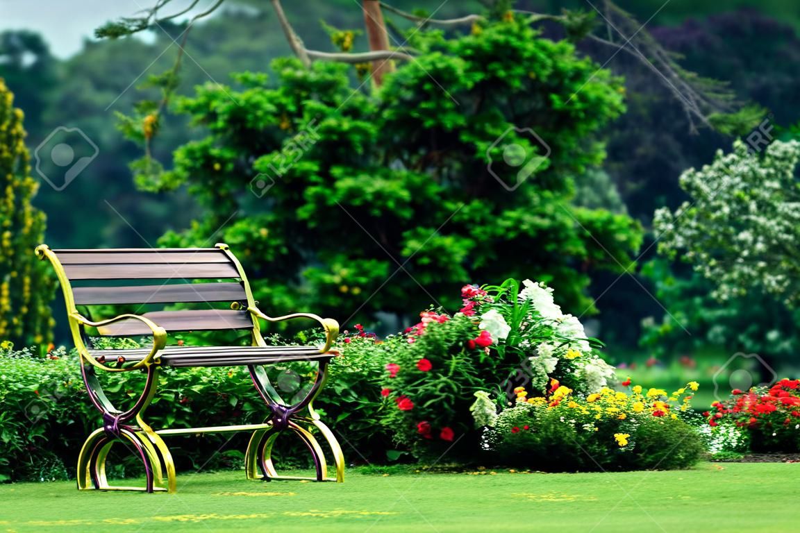 металлический стул в саду красивый сад