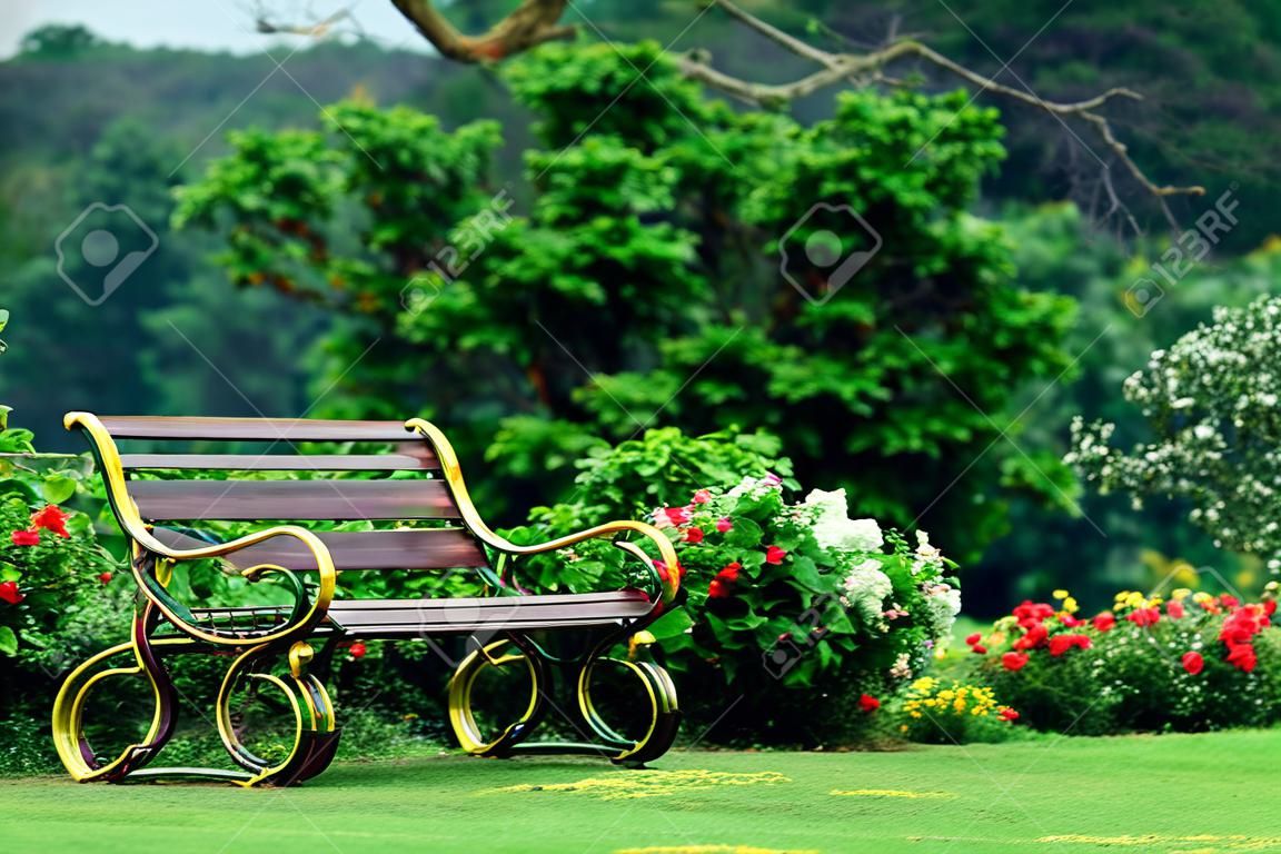 美しい庭園での金属の庭の椅子