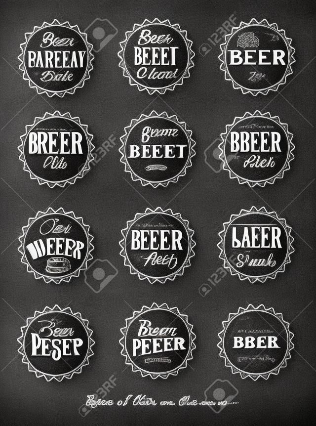 啤酒帽的海报收集——在黑板上的复古粉笔画下的啤酒类型化