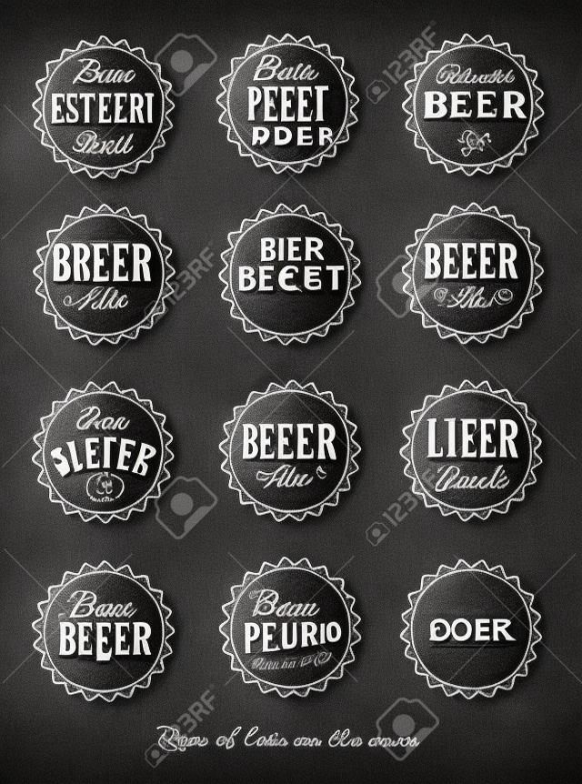 Colección del cartel de la cerveza tapas de tipos de cerveza estilizada en retro dibujo de tiza en una pizarra