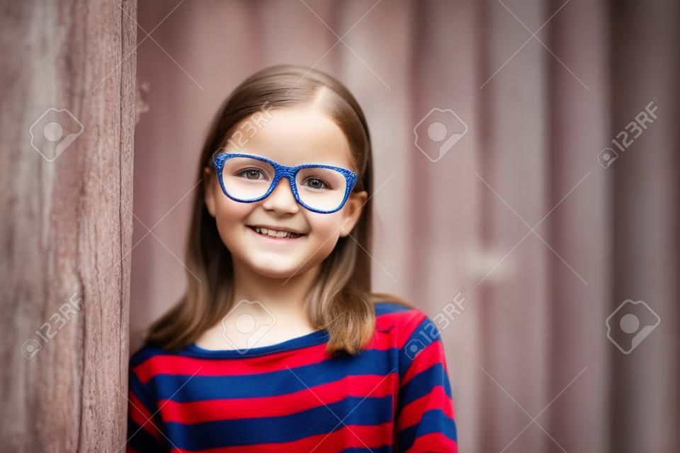 Retrato al aire libre de una linda niña de 5 años en el parque en un día  soleado. niño feliz, niño sonriente, niña optimista, niña positiva