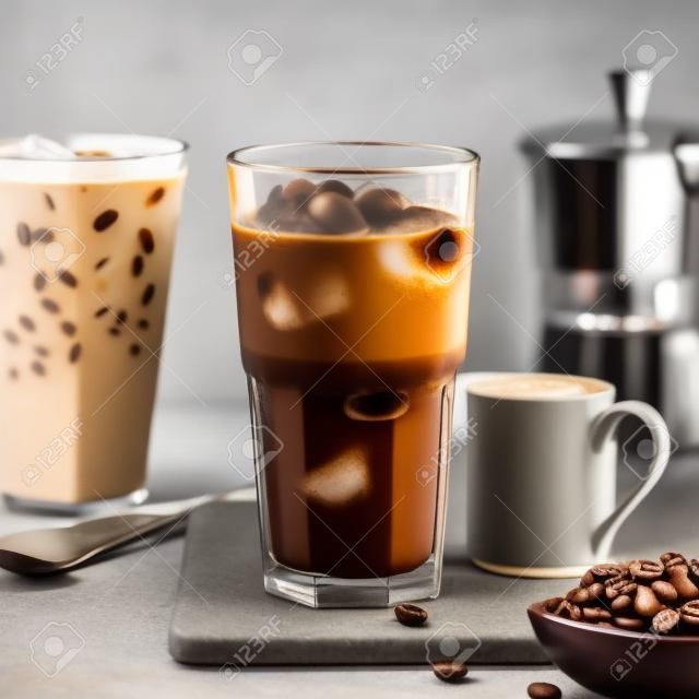 Лед кофе в высокий стакан и кофе в зернах на сером фоне каменных