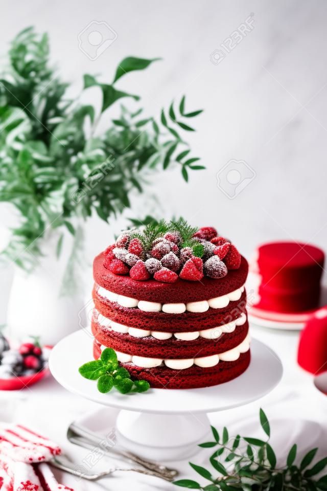 feestelijke rode fluwelen taart op witte taart stand, selectieve focus,