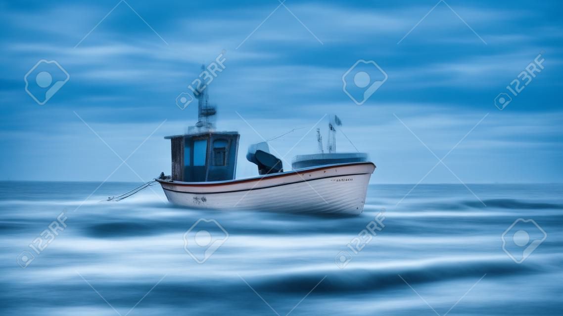 Vissersboot op het strand in sopot Polen prachtige lange blootstelling kalme Oostzee behang intreepupil golven vissers zee baai vakantie en vakantie reizen attractie