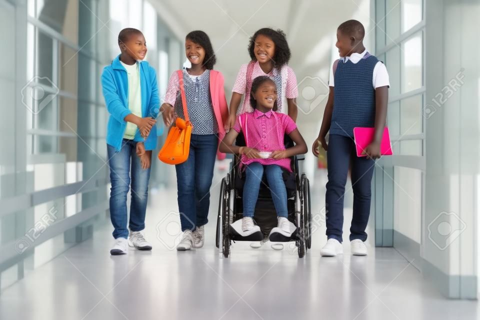 Niña africana en silla de ruedas charlando con sus amigos mientras caminan por el pasillo de la escuela