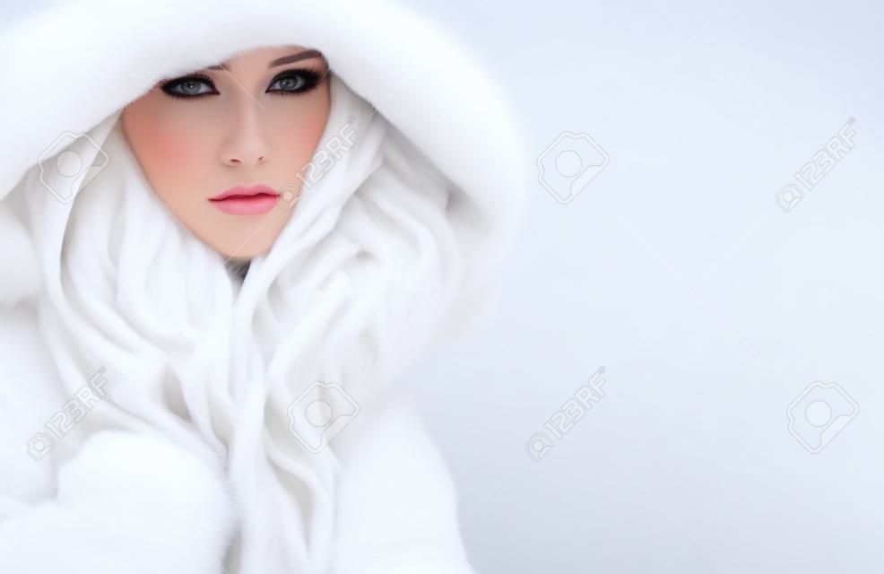 Mooie vrouw in witte bontjas, schoonheid en wintermode.