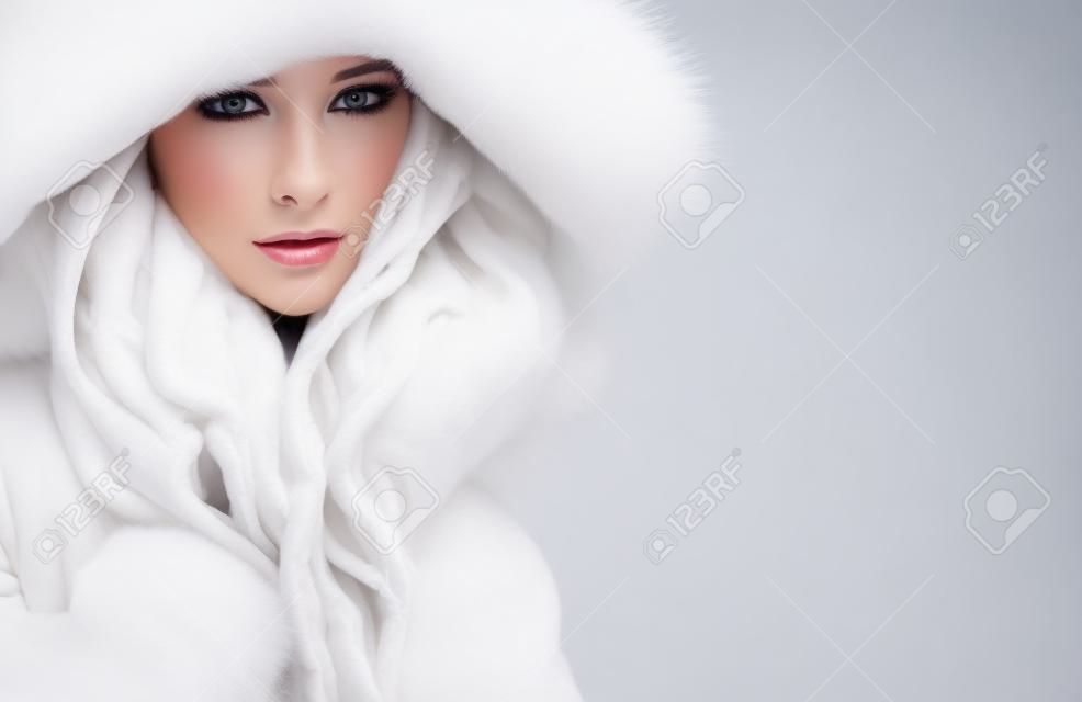 백색 모피 코트, 아름다움과 겨울 패션에서 아름 다운 여자.