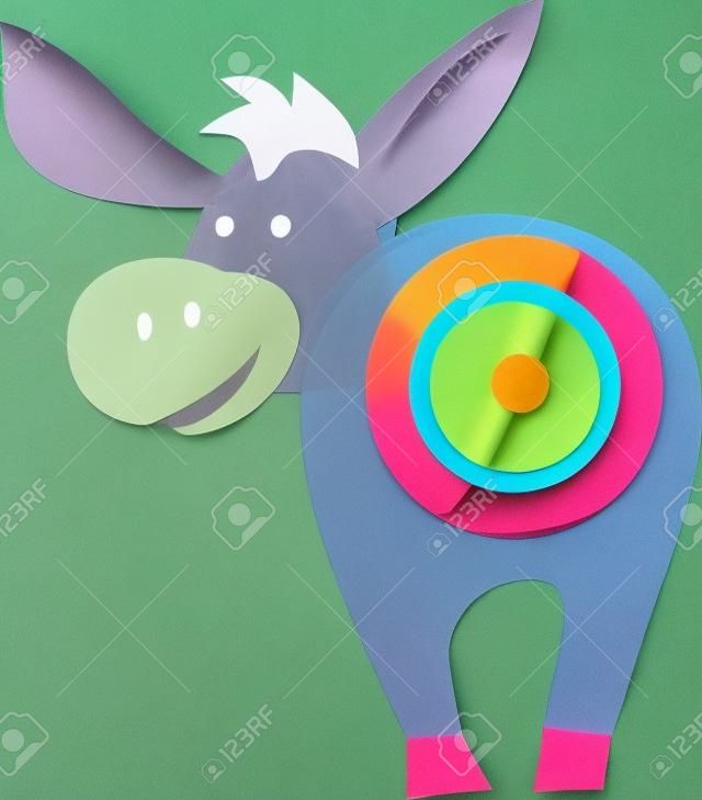 Pin the tail on the Donkey ist ein klassisches Spiel für eine Geburtstagsfeier.