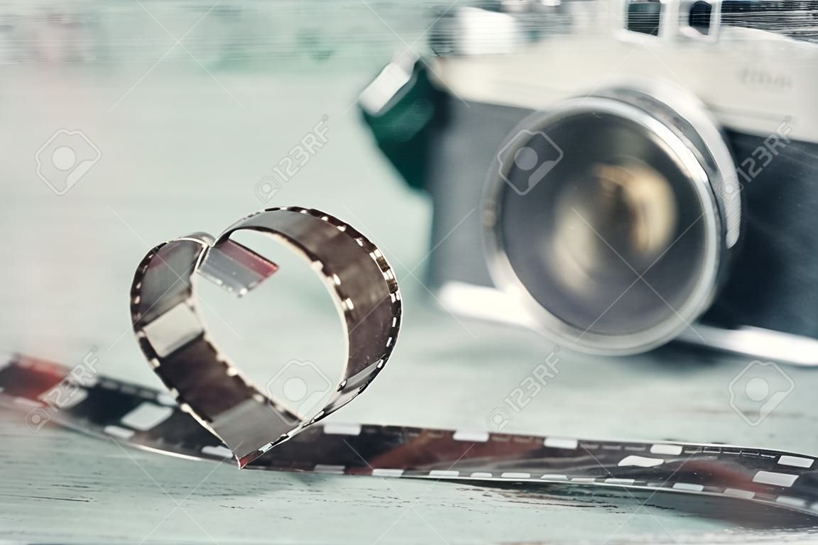 Heart shaped aus Filmnegativ und alten Vintage-Kamera - Konzept für die Fotografie