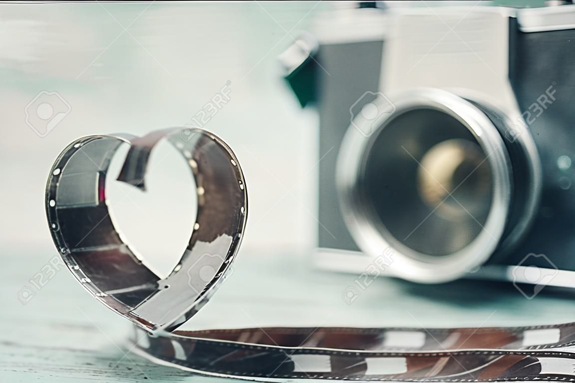 Heart shaped aus Filmnegativ und alten Vintage-Kamera - Konzept für die Fotografie