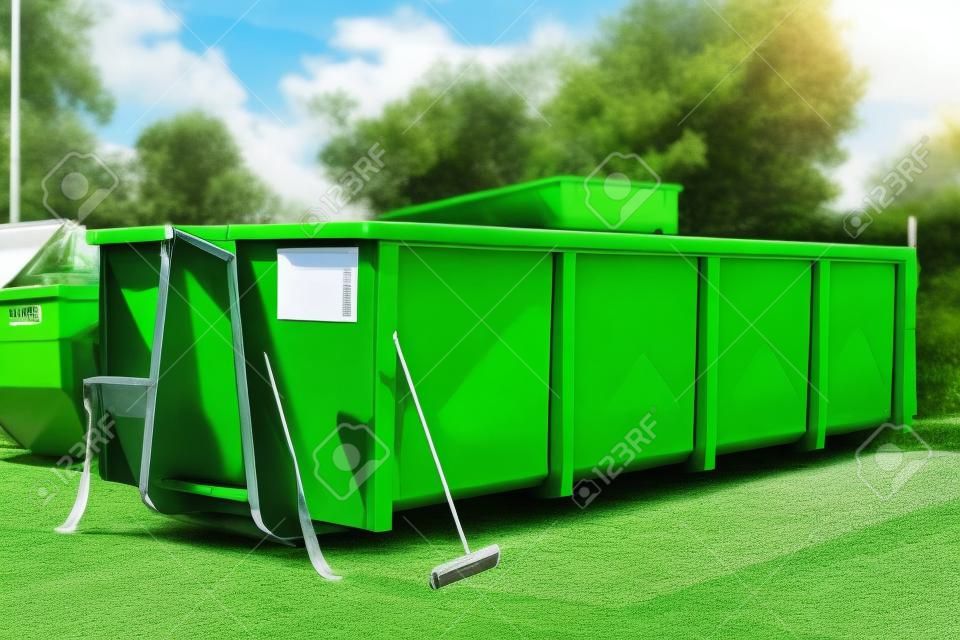 Großer grüner Müllcontainer an der örtlichen Müllsortierstation.