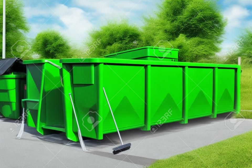 Duży zielony pojemnik na śmieci w lokalnej stacji sortowania odpadów.